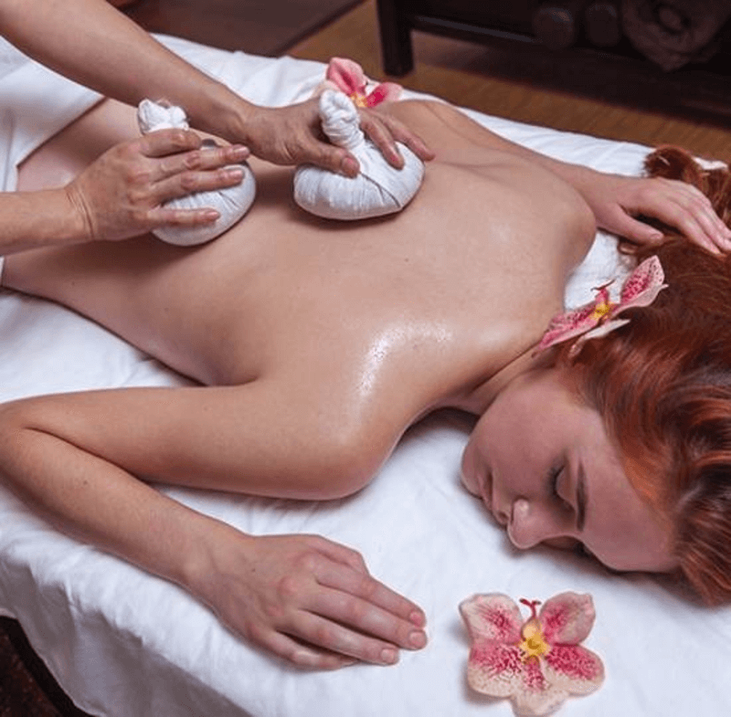 Массаж травяными мешочками